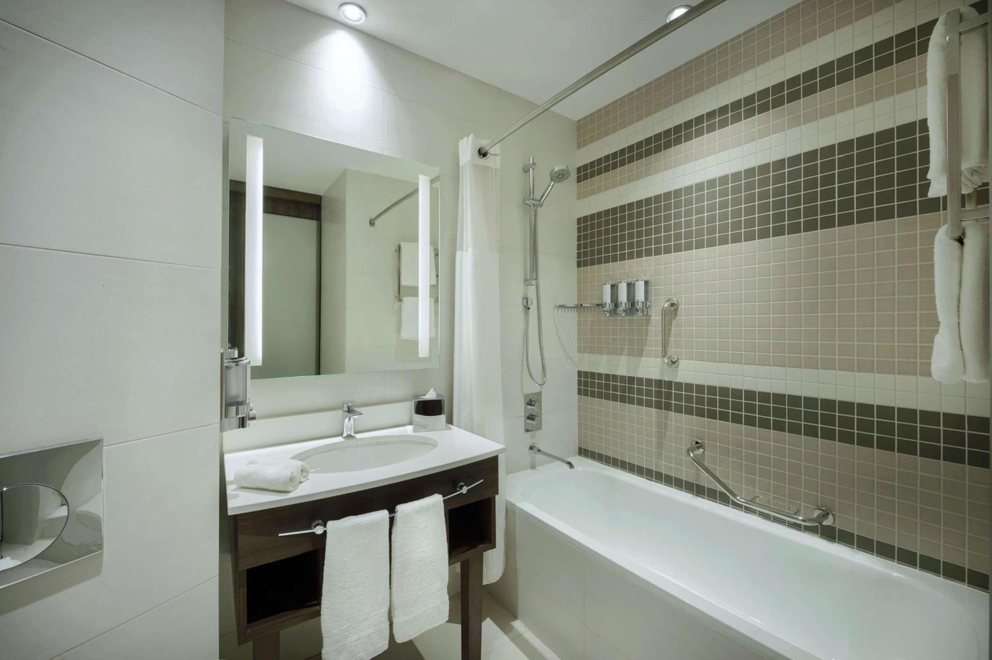 Hampton By Hilton Dubai Airport Hotel Exterior photo