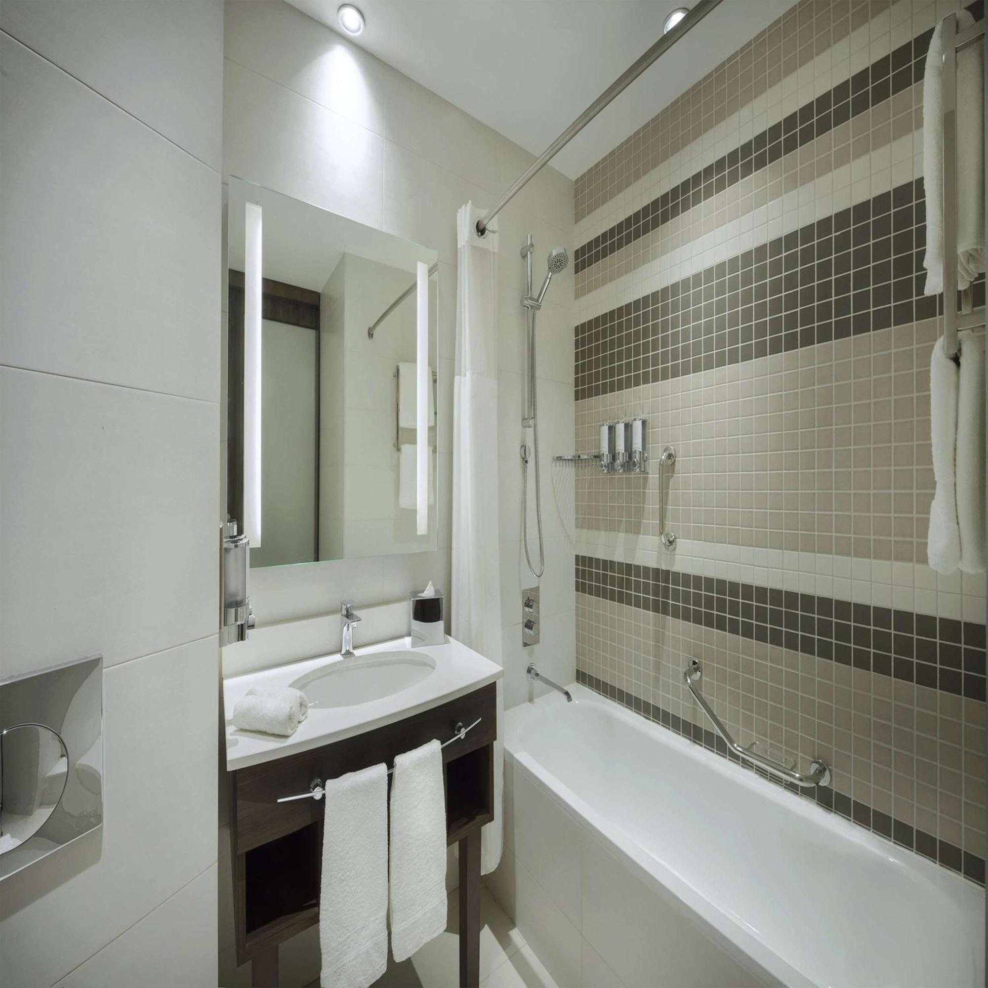 Hampton By Hilton Dubai Airport Hotel Exterior photo
